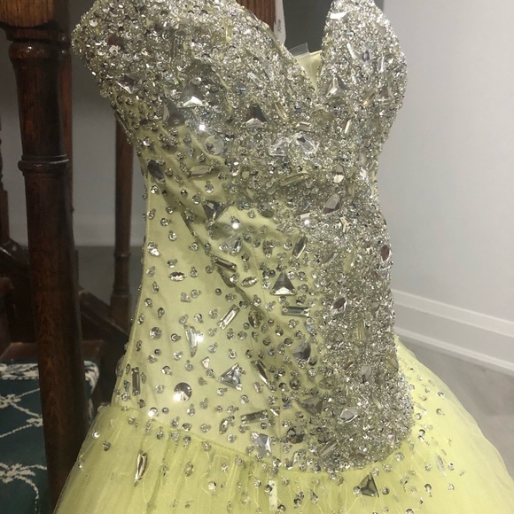 Pale yellow Prom/Formal princess dress - Picture 4 of 11